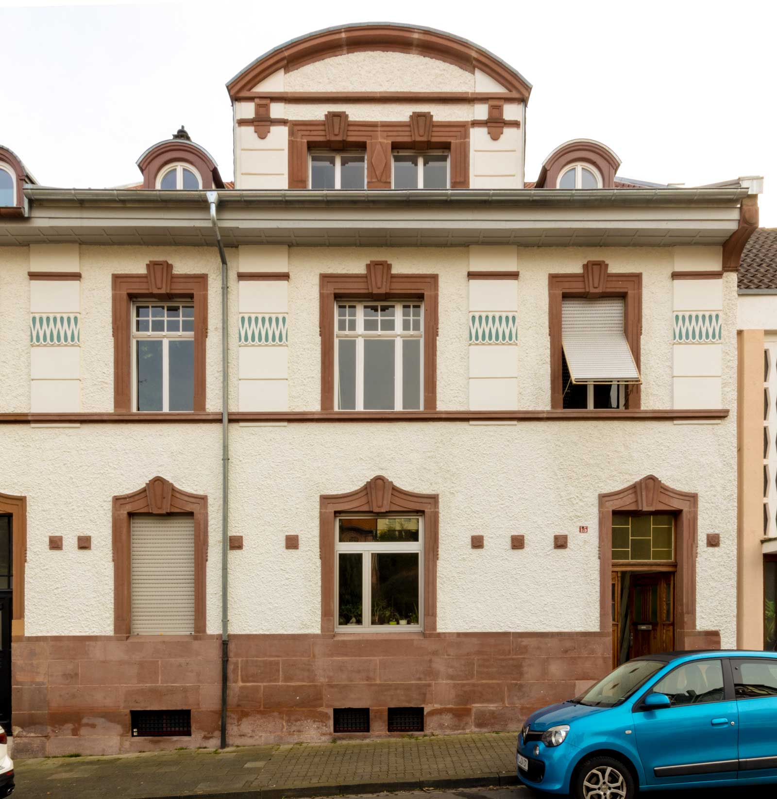 Denkmalgeschützte Fassaden mit alten Putztechniken und Fassadenmalerien sehen aus wie neu - restauriert von Tassilo Beck