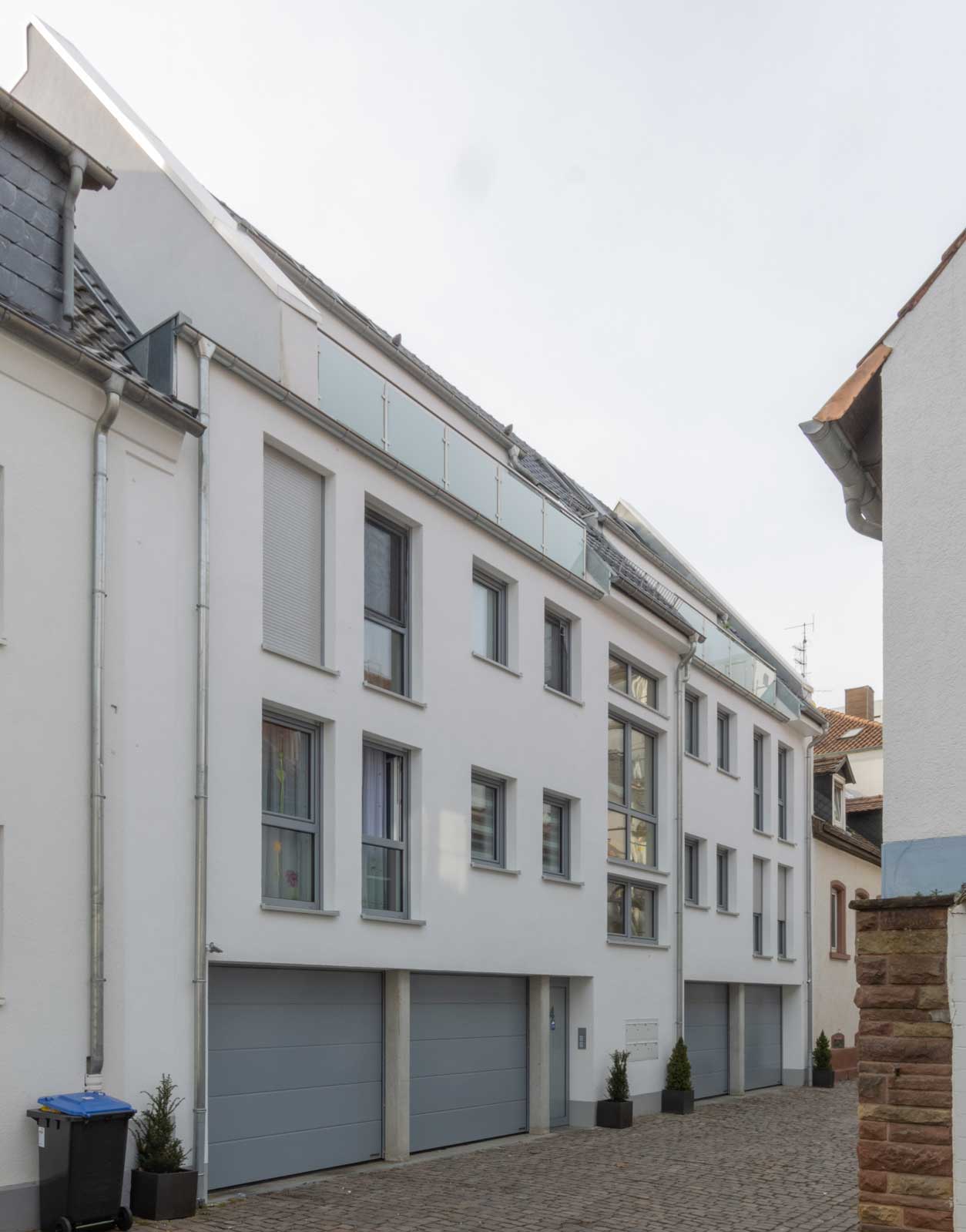 Tassilo Beck streicht, tapeziert und spachtelt diesen Neubau in der Eierstrasse in Kaiserslautern