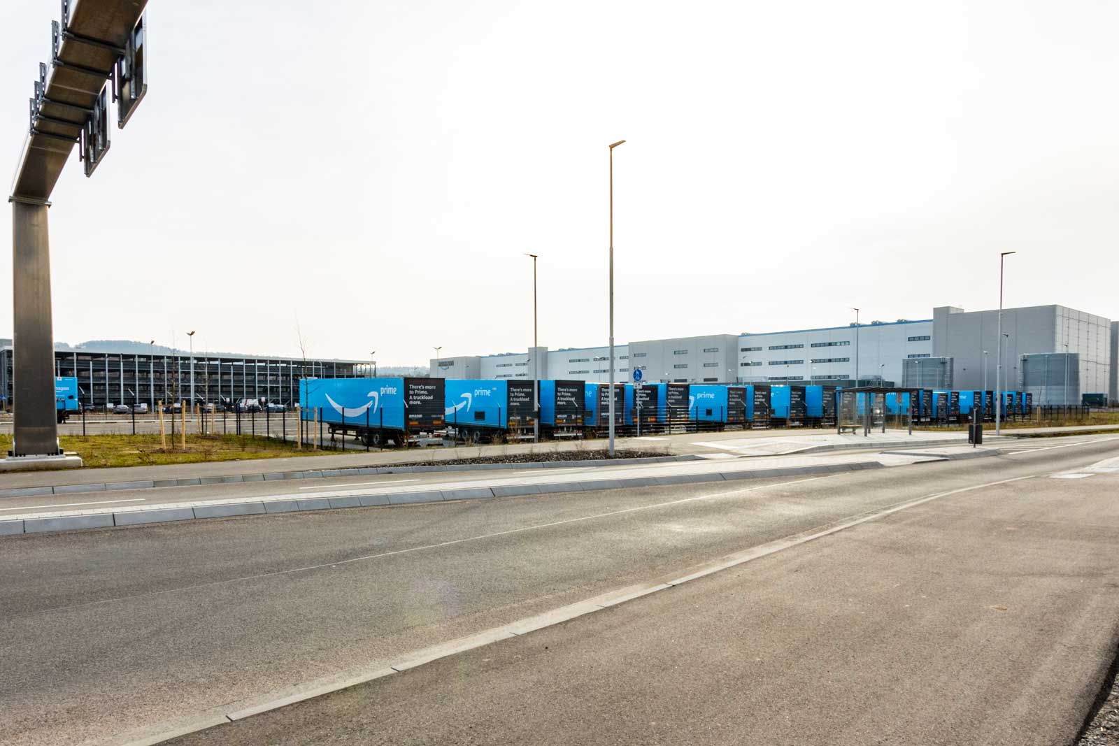 Viel Fläche - viel Farbe - Tassilo streicht bei Amazon im Airless-Verfahren